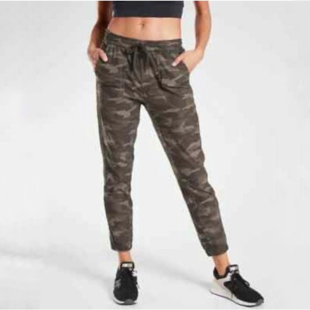 Athleta Farallon Camo Print Jogger Pants‎ Women's Size 4